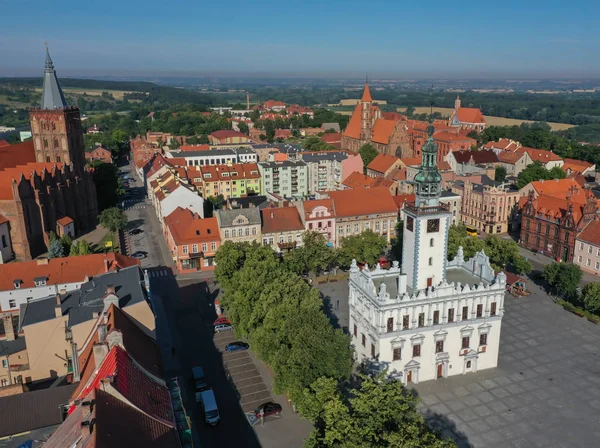 Arka planda kiliseler ile eski bir şehir Drone görünümü