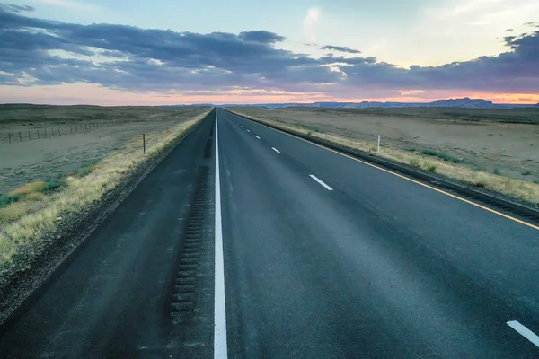 Вид с беспилотника на пустую, одинокую дорогу — стоковое фото