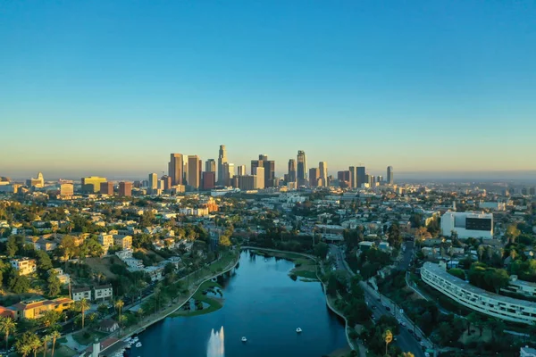 Echo Park ve gün batımında Los Angeles şehir