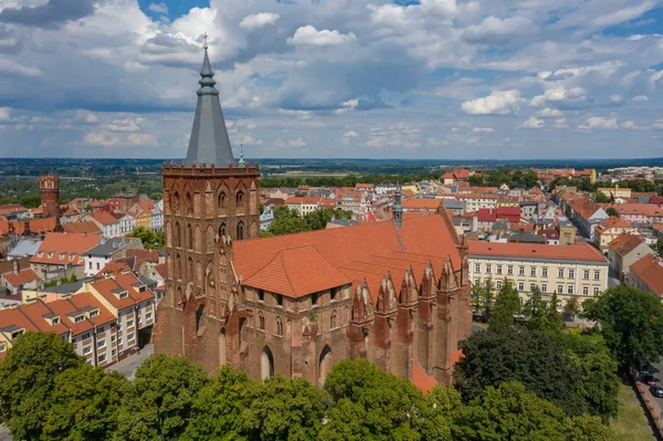 Avrupa'da küçük bir ortaçağ kasabasında Gotik Katedrali