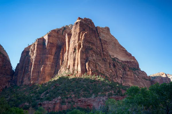 Utah Zion Milli Parkı'nda güneşli bir günde Dağ
