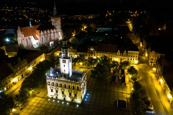 Gece, Polonya'da eski şehir meydanında bir Belediye Binası drone görünümü