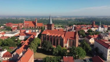 Ön planda Gotik Katedrali ile Polonya'da eski bir şehrin havadan panoramik görünümü