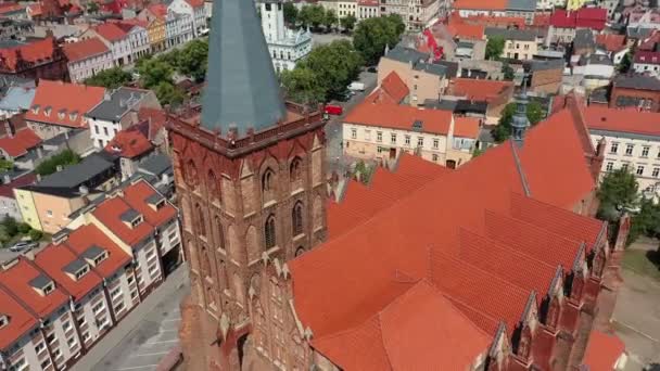 Εναέρια Θέα Του Γοτθικού Ναού Μια Παλιά Πόλη Στην Πολωνία — Αρχείο Βίντεο