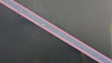 Nehir üzerindeki köprünün havadan görünümü