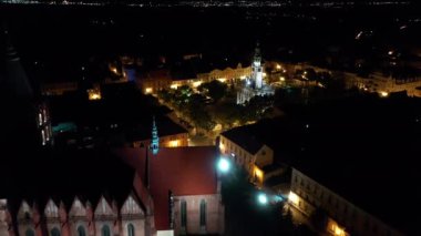 Polonya Avrupa'da bir ortaçağ kasabası Drone gece görünümü