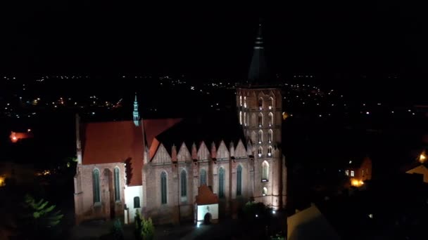 ポーランドヨーロッパの中世の町のゴシック様式の大聖堂の空中パノラマビュー — ストック動画