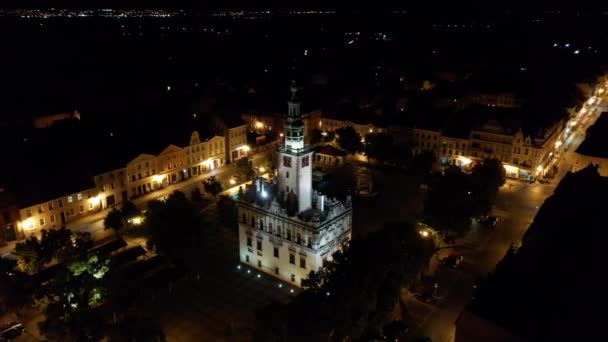 Polonya Avrupa Bir Rönesans Belediye Binası Havadan Gece Görünümü — Stok video
