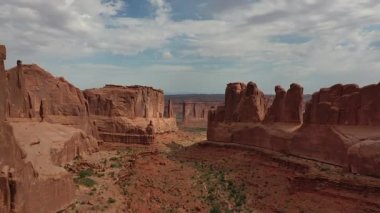 Utah Arches Milli Parkı'nda vadinin havadan panoramik görünümü