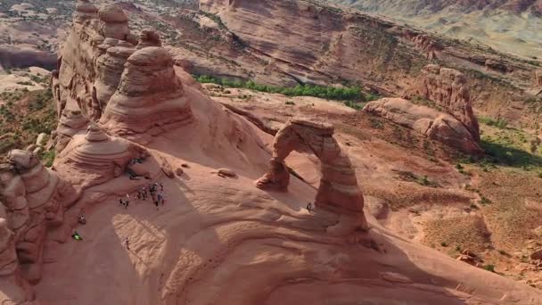 犹他州拱门国家公园精致拱门和岩层的无人机视图 — 图库视频影像
