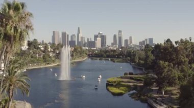 Echo Park gölü ve Los Angeles şehir Merkezi'nin Drone görünümü Amerika Birleşik Devletleri