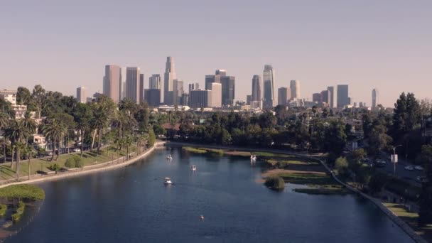 Flygvy Över Echo Park Lake Och Downtown Los Angeles Kalifornien — Stockvideo