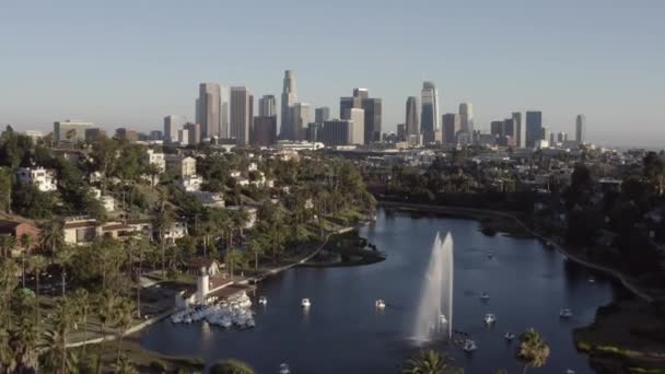 カリフォルニア州ロサンゼルスとエコーパーク湖のドローンショット — ストック動画