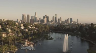 Kaliforniya'daki Echo Park gölü ve Los Angeles'ın havadan süpürme görünümü