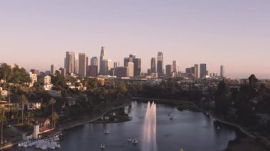 Gün batımında Kaliforniya'da Los Angeles ve Echo Park panoramik havadan görünümü