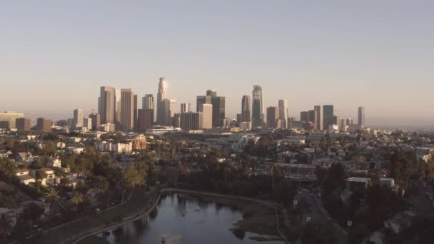 Gün Batımında Echo Park Gölü Nün Los Angeles Şehir Merkezinin — Stok video