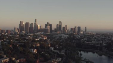Kaliforniya'da gün batımında Los Angeles şehir merkezinin havadan süpürme çekim