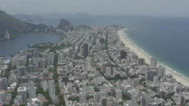 Brezilya 'da Rio de Janeiro, Ipanema, Leblon ve Lagoa üzerinde uçan insansız hava aracı