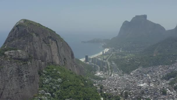 Aereo Tracking Shot Rocinha Favela Vicino Sao Conrado Rio Janeiro — Video Stock