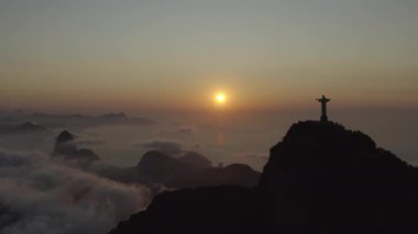 İHA Rio de Janeiro Brezilya üzerinde gün doğumunda Kurtarıcı İsa heykeline doğru uçuyor.