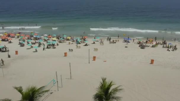 Drone Volando Sobre Los Asistentes Playa Playa Ipanema Río Janeiro — Vídeos de Stock