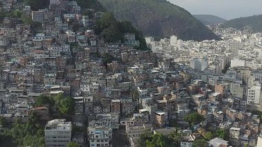 Rio de Janeiro Brezilya 'da gecekondularla kaplı tepelerin hava ve izleme görüntüleri.