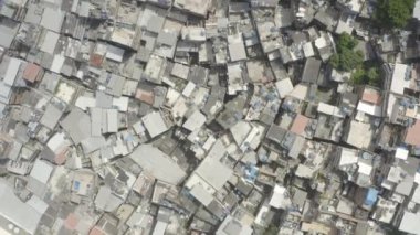 Rio de Janeiro Brezilya 'daki Sao Conrado yakınlarındaki Rocinha gecekondularının çatılarında uçan insansız hava aracı.