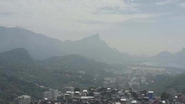 Antena Odwrócony Widok Barwną Architekturę Slumsów Rocinha Niedaleko Sao Conrado — Wideo stockowe