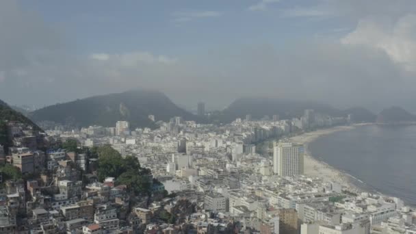 Aereo Riprese Invertite Copacabana Favelas Sulle Colline Rio Janeiro Brasile — Video Stock