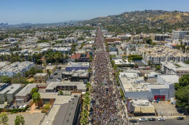 Los Angeles ABD 'deki Siyah Yaşamlar Protestoları sırasında Sunset Bulvarı' nda büyük bir kalabalığın hava görüntüsü.