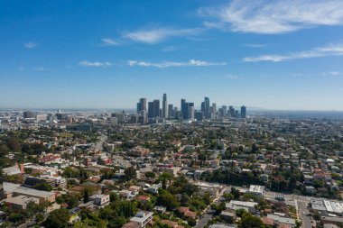 Los Angeles 'ın hava ve panoramik görüntüsü bebek mavisi gökyüzü arka planına karşı gökyüzü silueti