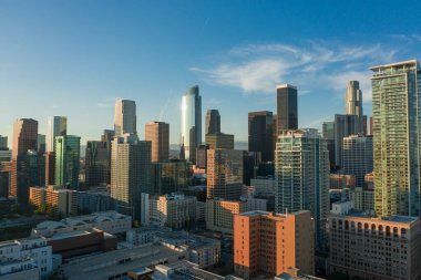 Los Angeles 'ın gökdelenlerinin ve gökdelenlerinin insansız hava aracı görüntüleri.