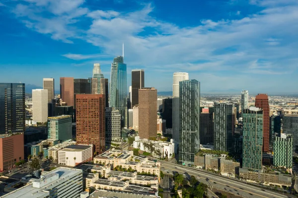 Gün Batımında Los Angeles Şehir Merkezindeki Gökdelenlerin Insansız Hava Aracı — Stok fotoğraf