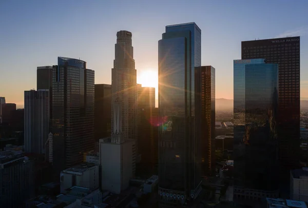 Drone Shot Los Angeles Silhuett Sista Solnedgångens Strålar — Stockfoto
