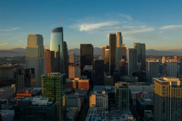 Gün batımında Los Angeles şehir merkezindeki binaların hava manzarası