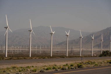 Kaliforniya 'daki Palm Springs yakınlarındaki tepelerde yeşil enerji rüzgar türbinleri tarlaları