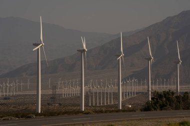 Kaliforniya 'daki Palm Springs yakınlarında sürdürülebilir rüzgar türbinleri 