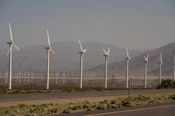 Kaliforniya 'daki Palm Springs yakınlarındaki tepelerde yeşil enerji rüzgar türbinleri tarlaları