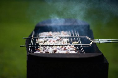 Et ızgarada pişiyor, yakın plan..