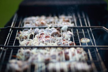 Et ızgarada pişiyor, yakın plan..