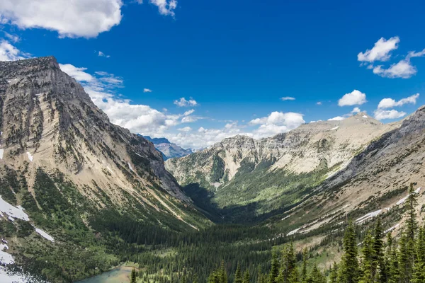 Vale Verde Que Enrola Através Montanhas Altas — Fotografia de Stock