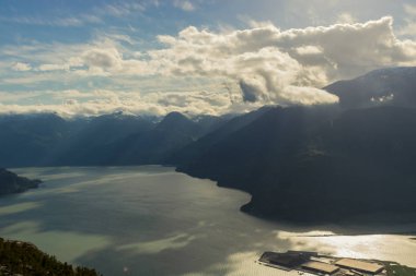 Geniş nehir dağ silsilesi ile büküm