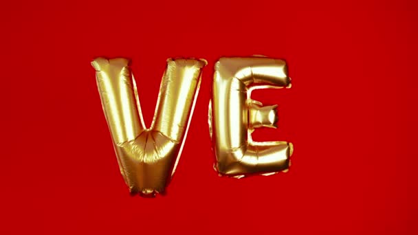ゴールデンは 赤い背景に単語愛の膨張可能な文字Veを大きく 創造的なおめでとうバレンタインデー 招待状の結婚式 愛の宣言 — ストック動画