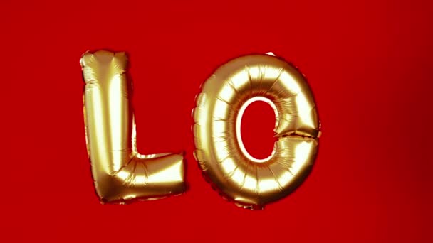 Goldens Bigs Aufblasbare Silbenbuchstaben Word Love Auf Rotem Hintergrund Kreative — Stockvideo