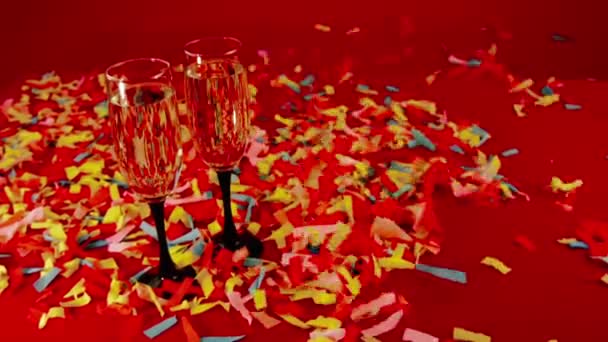 Paio Bicchieri Con Champagne Contro Paesaggio Rosso Festivo Confetti Soffia — Video Stock