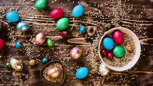 Muchos Huevos Pascua Colores Hermosos Grandes Pequeños Encuentran Platos Madera — Vídeos de Stock