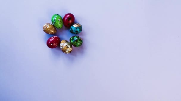 Multicolor Hermosos Huevos Pascua Alineados Círculo Sobre Fondo Rosa Fondo — Vídeos de Stock