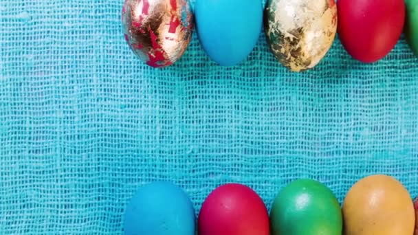 Multicolor Hermosos Huevos Pascua Ponen Dos Filas Horizontales Paño Lila — Vídeos de Stock
