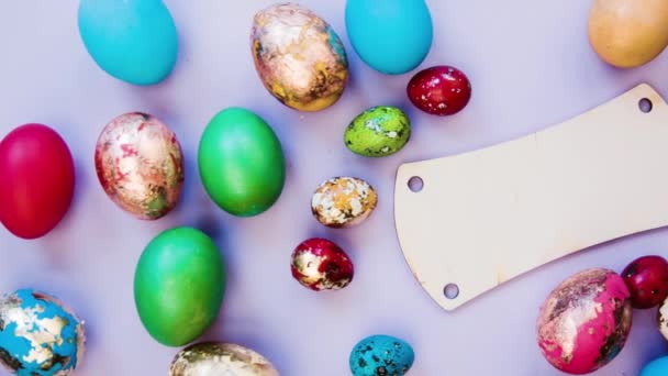 Krásné Mnohobarevné Velikonoční Vajíčka Leží Jasně Růžovém Pozadí Rozptýlení Malá — Stock video
