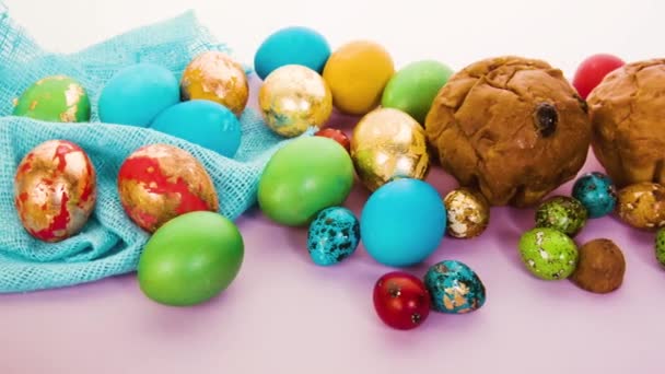 Egy Ünnepi Asztal Húsvéti Süteményekkel Húsvéti Gyönyörű Színes Tojásokkal Gyönyörű — Stock videók